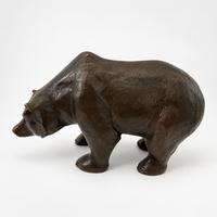 Braunbär-Skulptur aus Bronze mit dunkler Patina in linker Seitenansicht