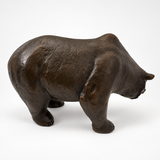 Braunbär aus Bronze mit strukturierter Oberfläche in rechter Seitenansicht