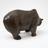 Massive Braunbär-Skulptur aus Bronze in schräger Rückansicht von links