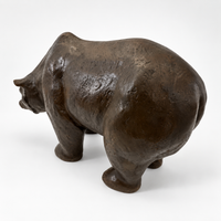 Bronze-Braunbär mit dunkler Patina in schräger Rückansicht von rechts