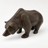 Naturgetreue Braunbär-Skulptur aus Bronze in schräger Vorderansicht von links