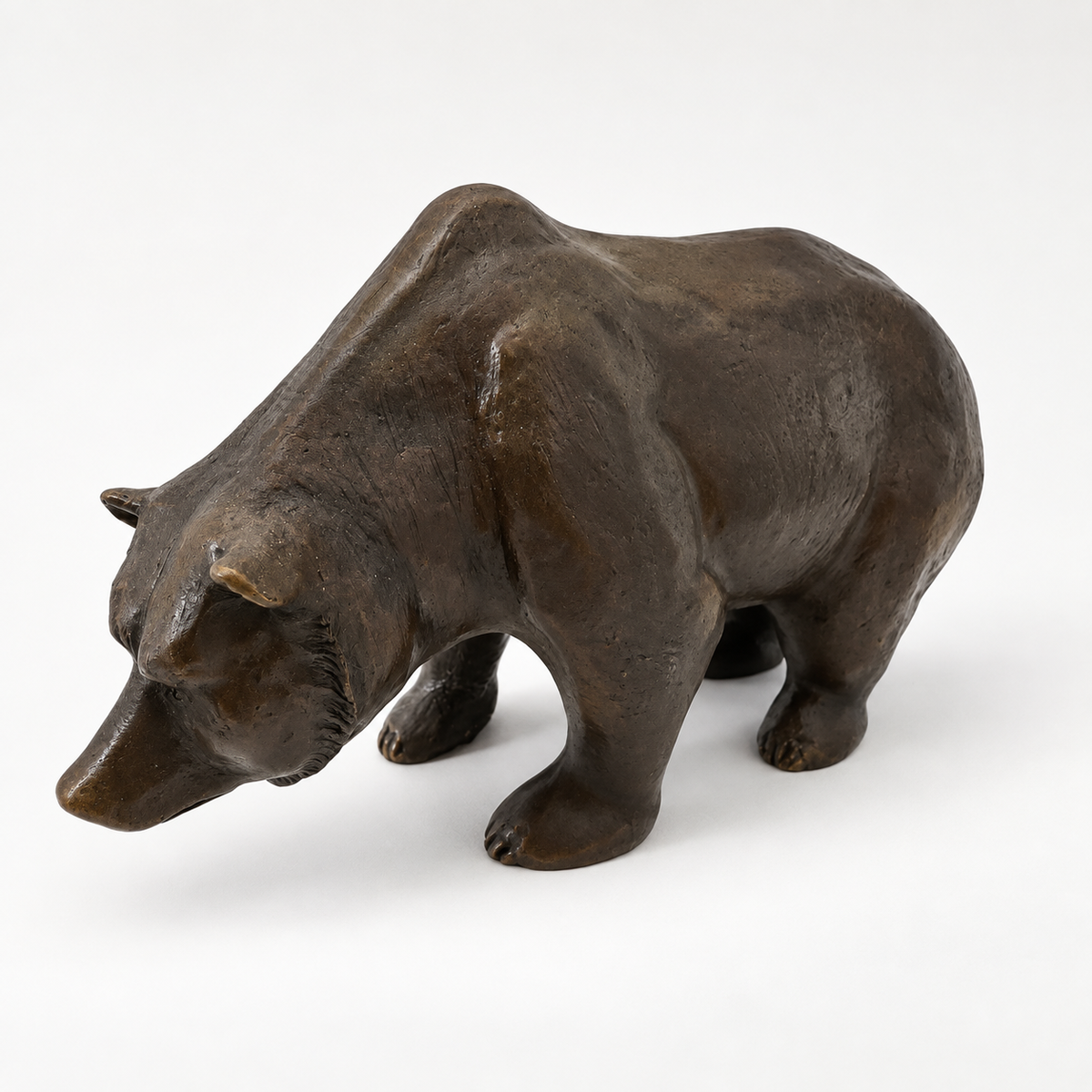 Naturgetreue Braunbär-Skulptur aus Bronze in schräger Vorderansicht von links