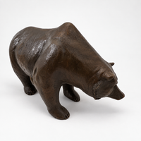 Bronzeskulptur eines Braunbären mit dunkler Patina in schräger Vorderansicht von rechts
