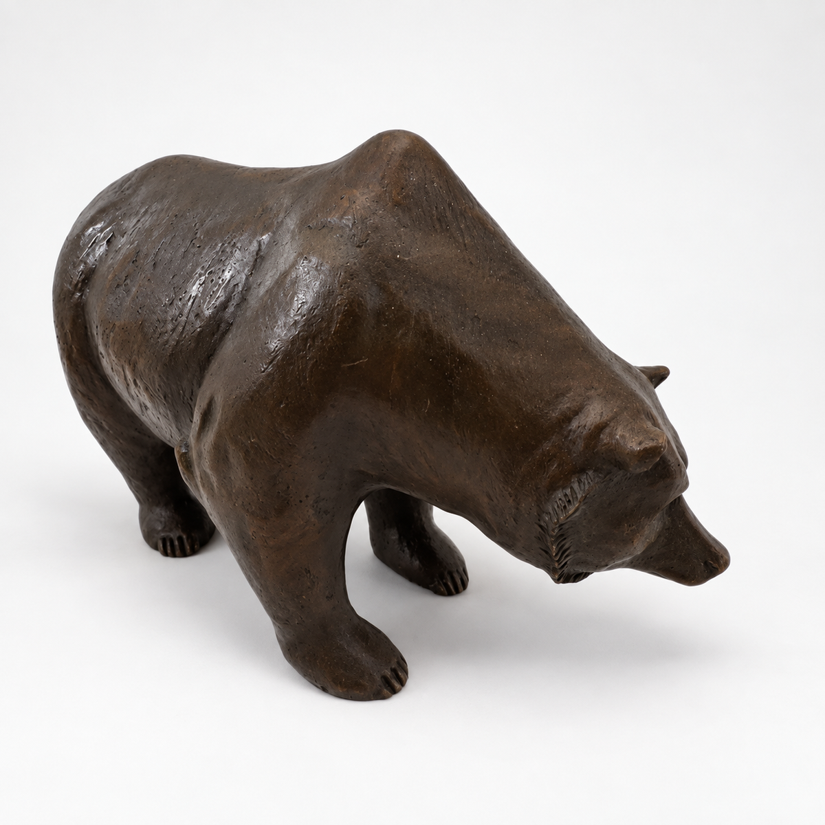 Bronzeskulptur eines Braunbären mit dunkler Patina in schräger Vorderansicht von rechts