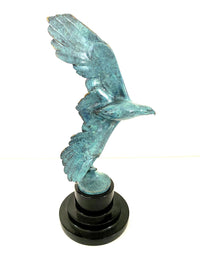 Figure en bronze d'un aigle volant en bronze avec signature de l'artiste sur un socle en marbre