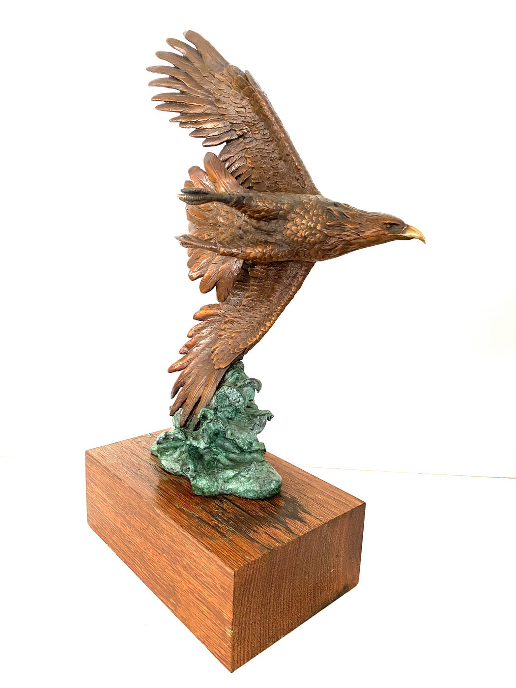 Bronze Adler auf Holzsockel mit Künstlersignatur