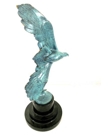 Figure en bronze d'un aigle volant en bronze avec signature de l'artiste sur un socle en marbre