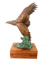 Aigle en bronze sur socle en bois avec signature de l'artiste