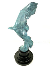 Figure en bronze d'un aigle volant en bronze avec signature de l'artiste sur un socle en marbre