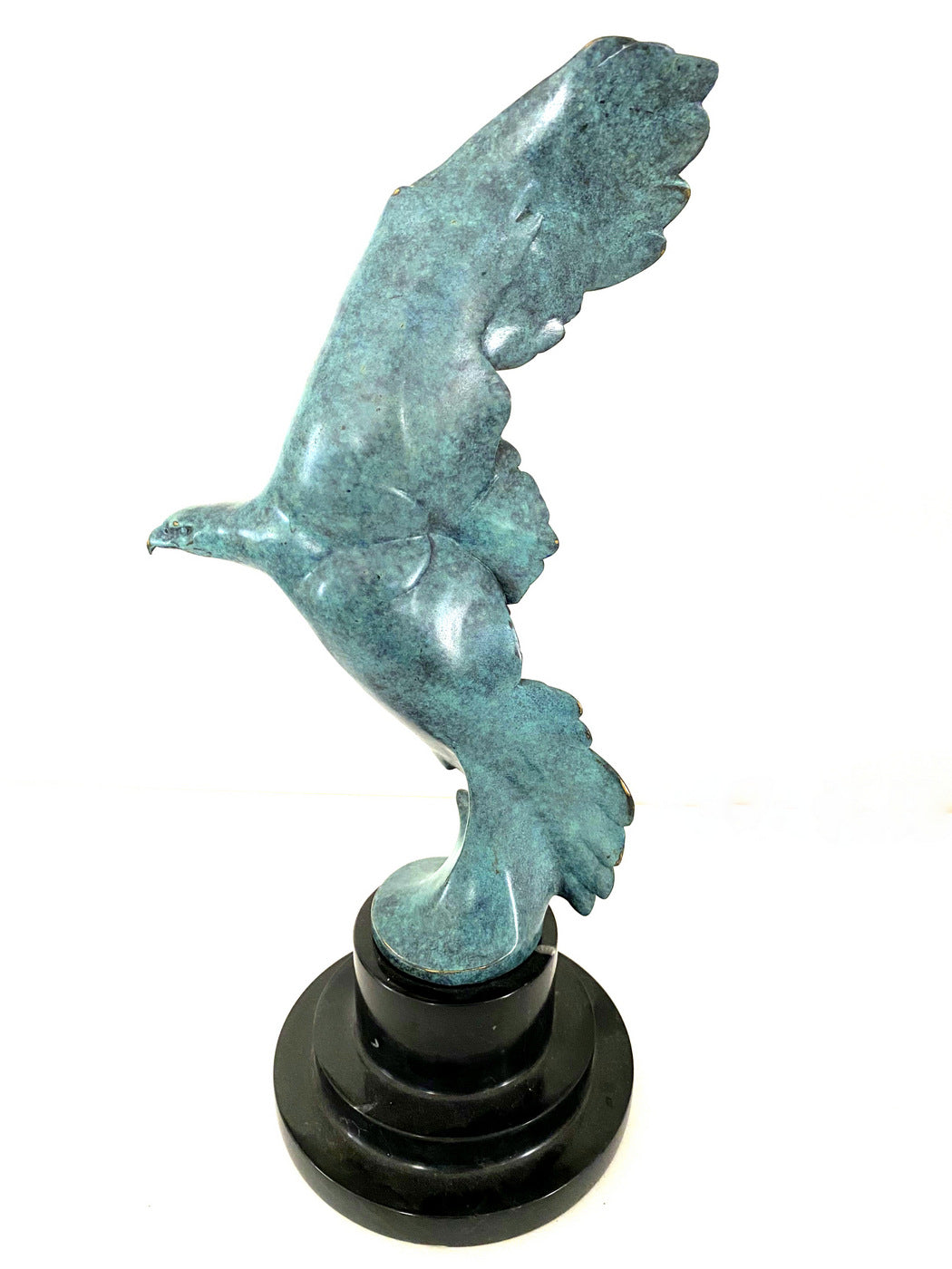 Bronzefigur Fliegender Adler aus Bronze mit Künstlersignatur auf Marmorsockel