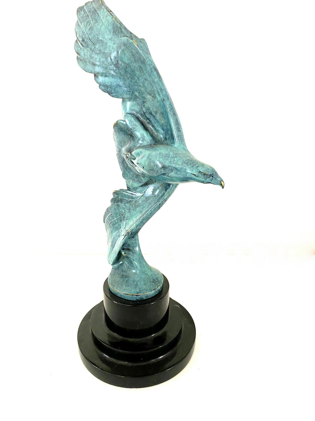 Figure en bronze d'un aigle volant en bronze avec signature de l'artiste sur un socle en marbre