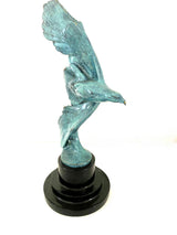 Figure en bronze d'un aigle volant en bronze avec signature de l'artiste sur un socle en marbre