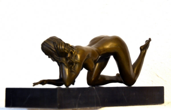 Art élégant en bronze nu signé Raymondo sur socle en marbre