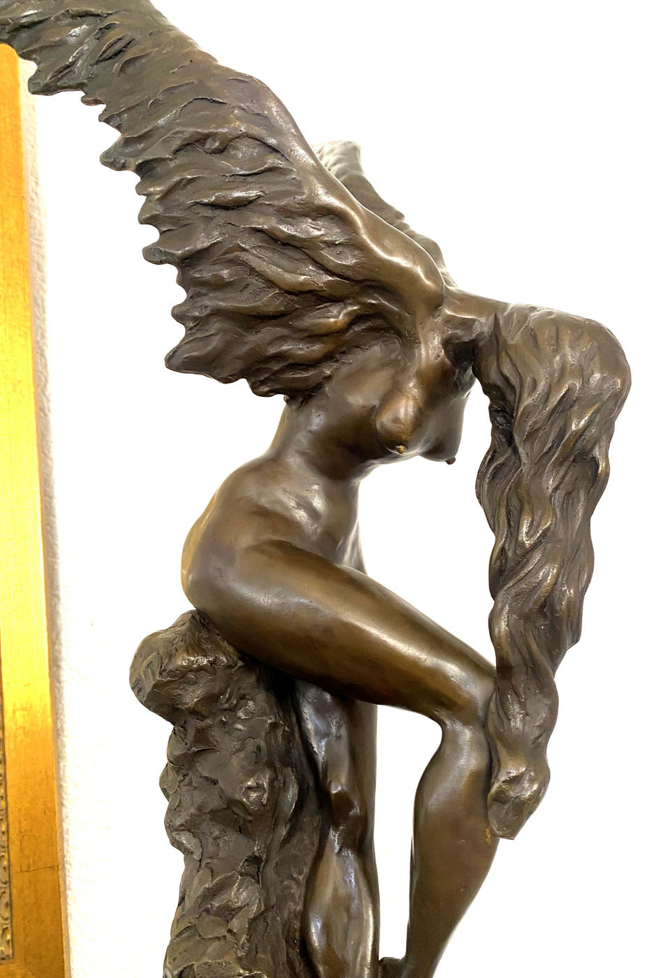 Fallender Engel Bronzeskulptur – Detailansicht von Flügel und Körper