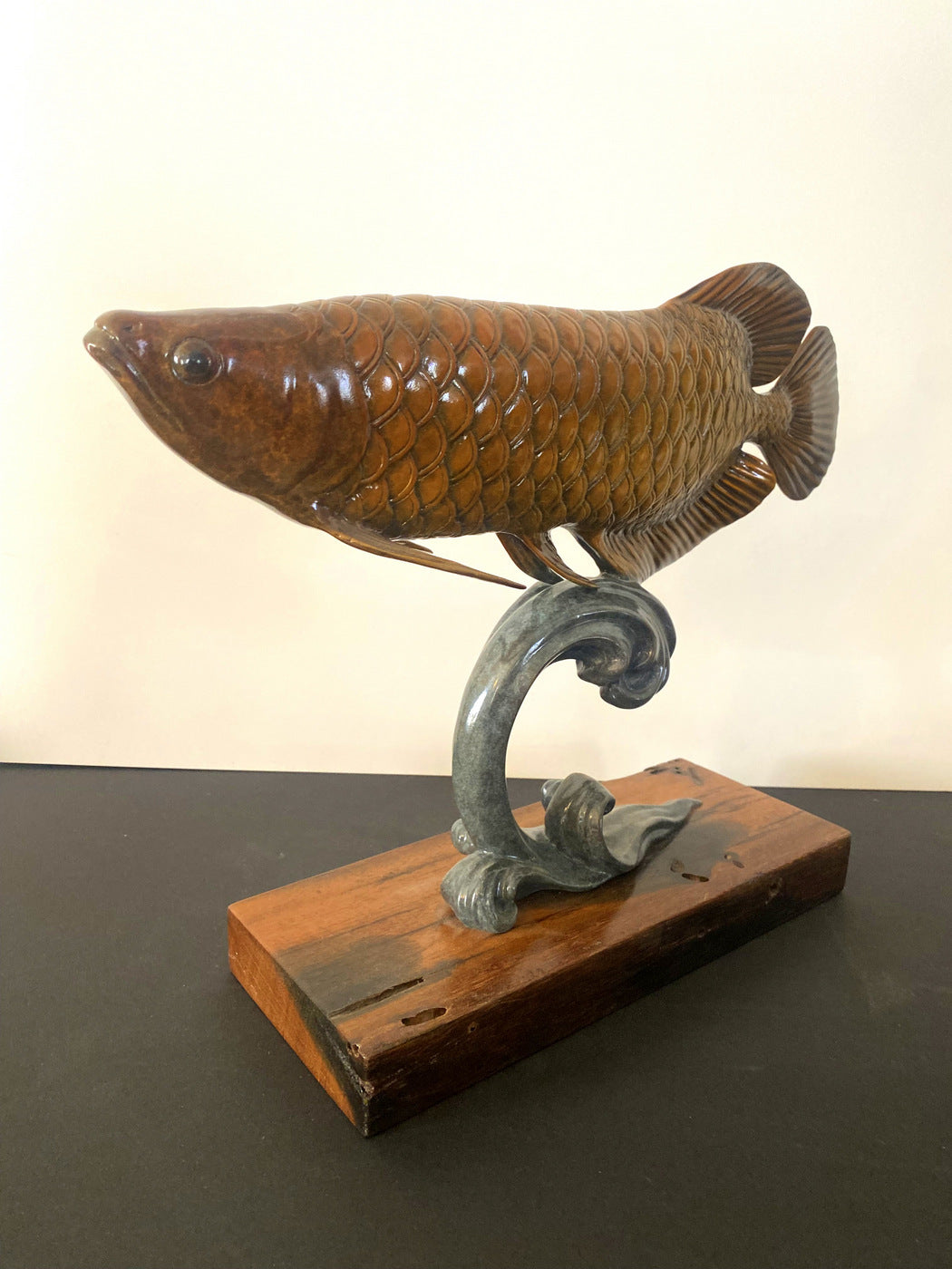 Sculpture animalière bronze poisson figurine en bronze sur socle en bois vieilli signée