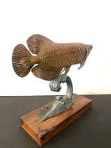 Sculpture animalière bronze poisson figurine en bronze sur socle en bois vieilli signée