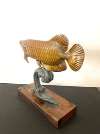 Sculpture animalière bronze poisson figurine en bronze sur socle en bois vieilli signée