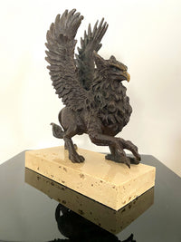 Mythologie créature mythique figure en bronze griffon sur socle en travertin 1,5 kg