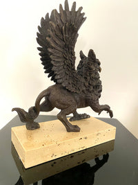 Mythologie créature mythique figure en bronze griffon sur socle en travertin 1,5 kg