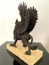 Mythologie créature mythique figure en bronze griffon sur socle en travertin 1,5 kg