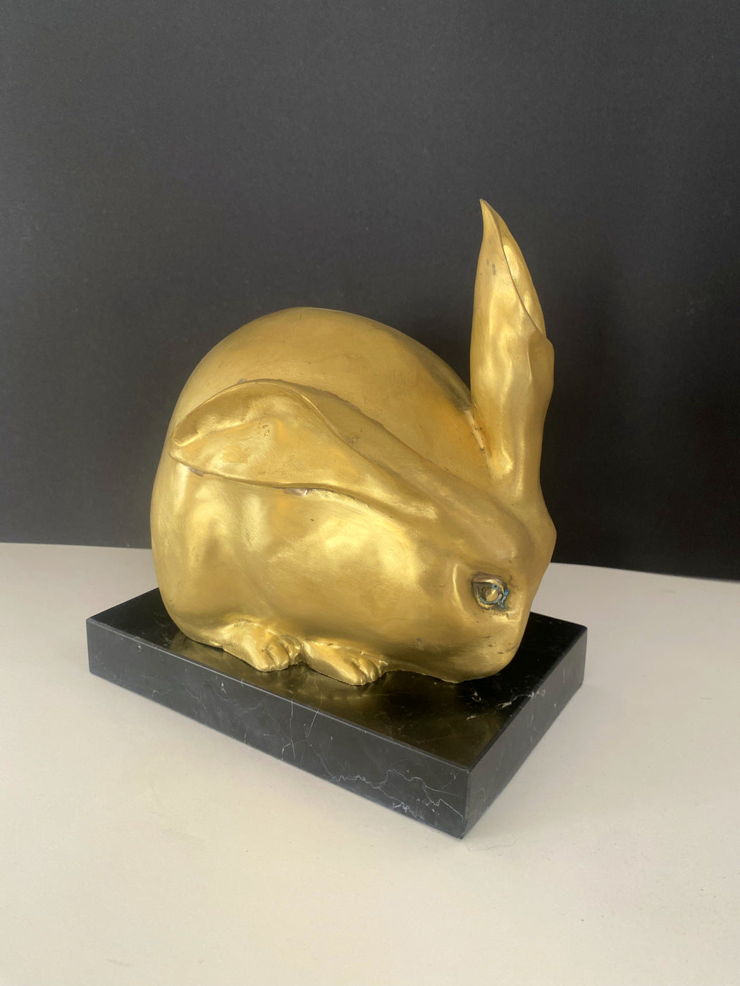 Tierfigur-Bronzefigur- Bronze Hase auf Eichenholz Sockel mit Künstlersignatur (Kopie) (Kopie)