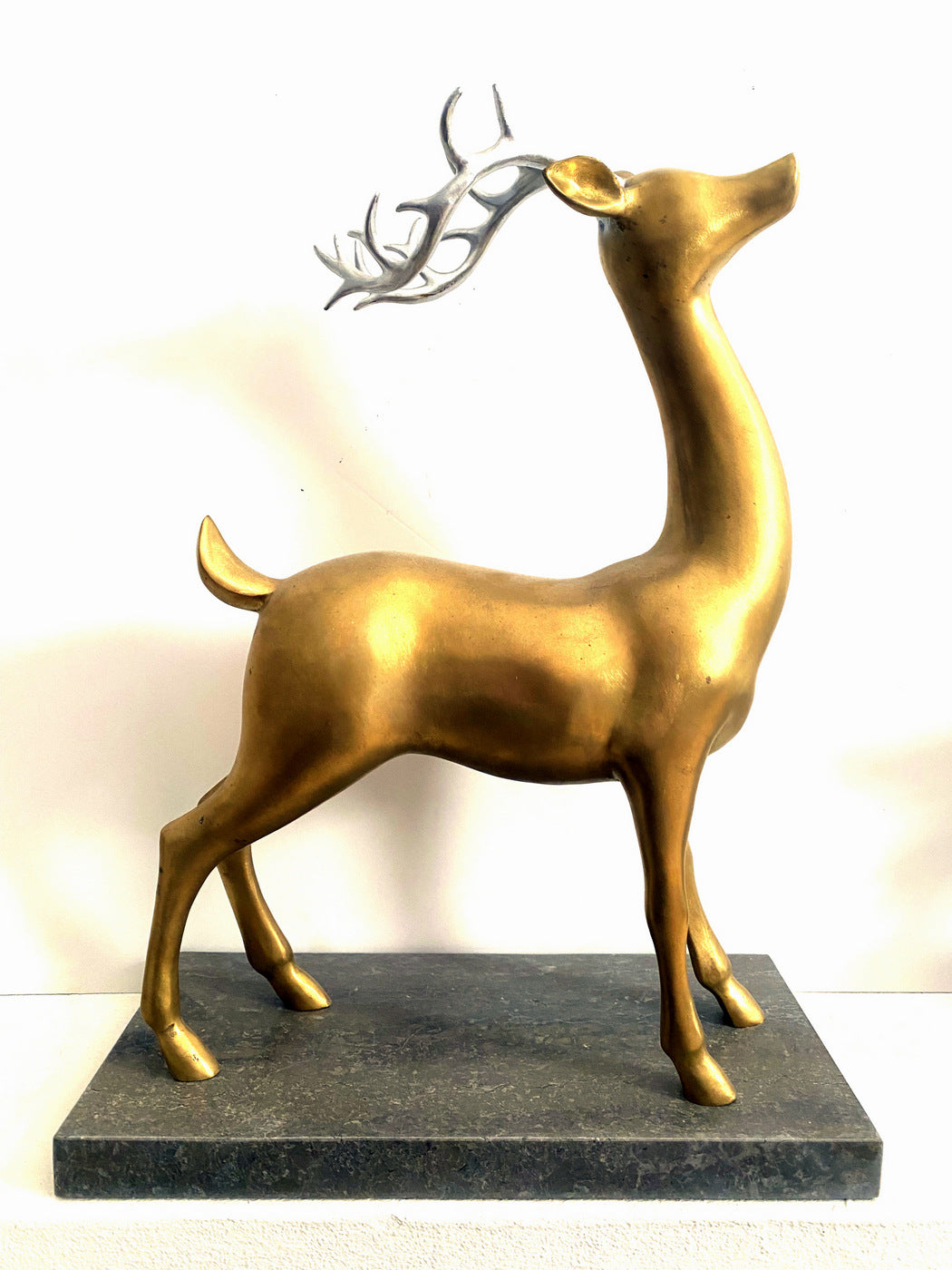 Goldener Hirsch auf Marmorsockel – Bronze Hirsch Figur mit silberfarbenem Geweih