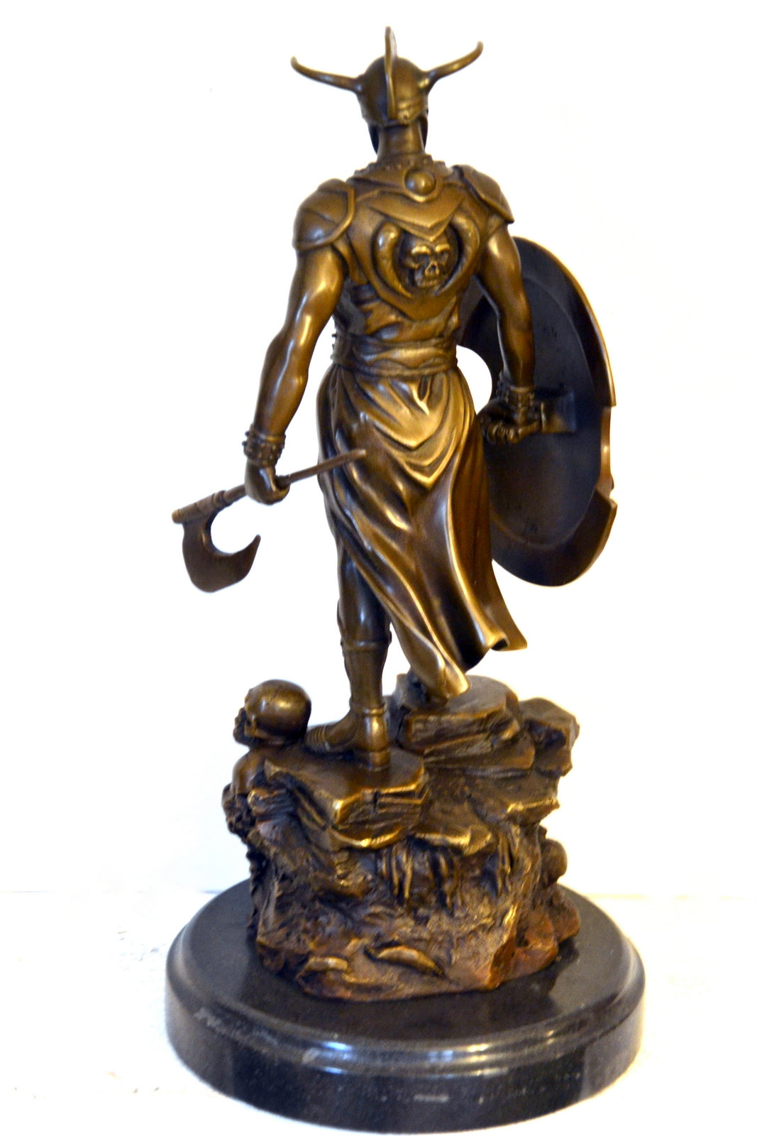 Krieger Figur mit Axt – rückseitige Ansicht der Bronzeskulptur