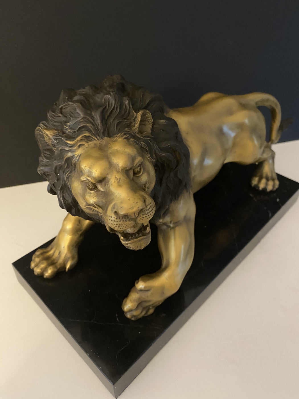 Bronze animalier - lion sur socle en marbre avec signature de l'artiste