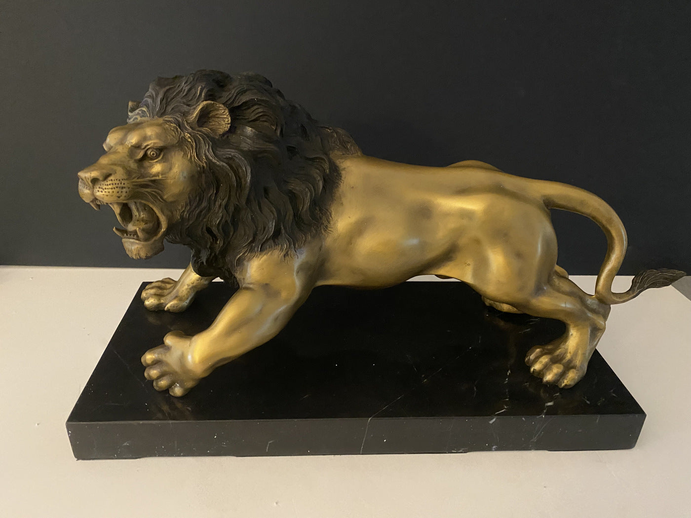 Bronze animalier - lion sur socle en marbre avec signature de l'artiste