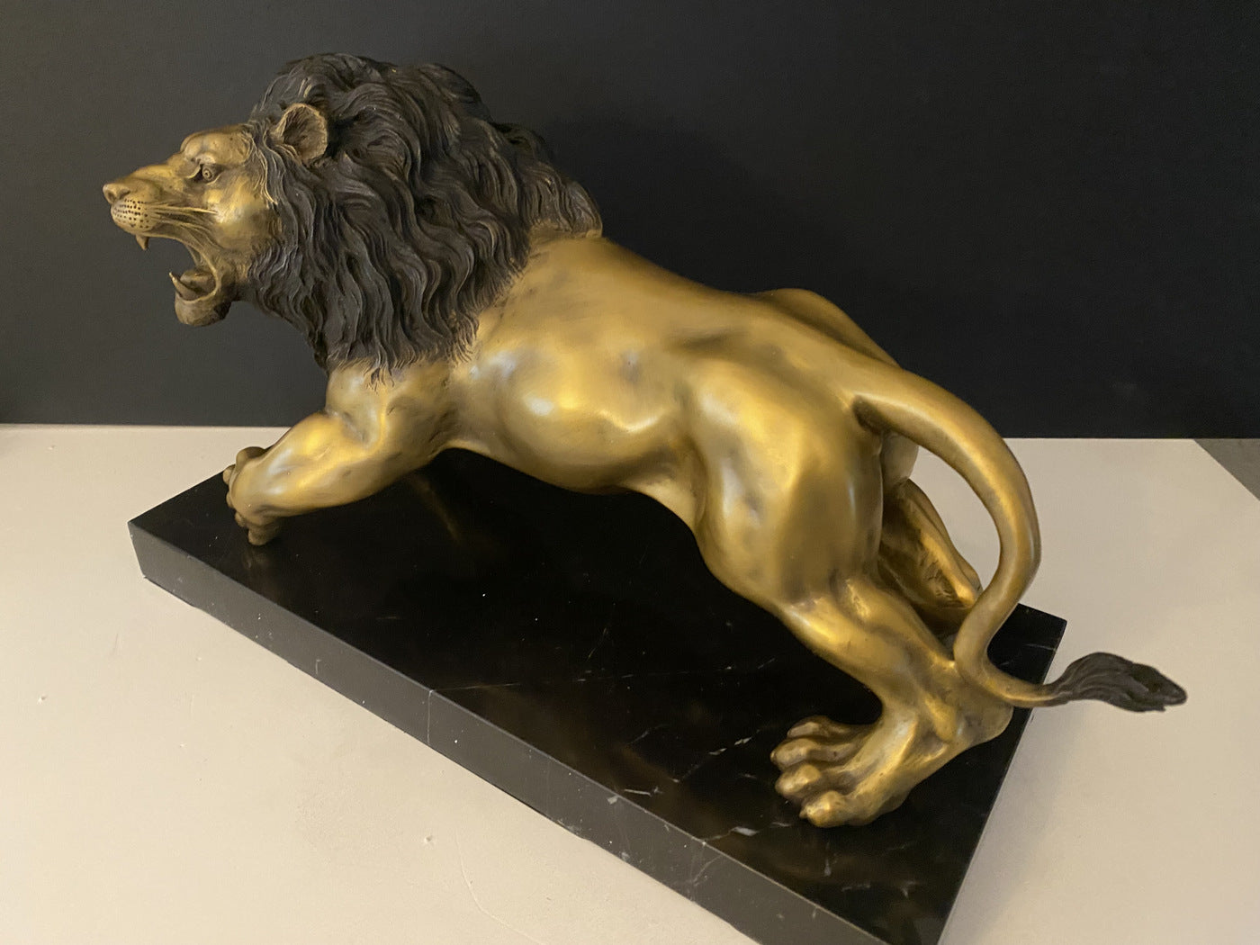 Bronze animalier - lion sur socle en marbre avec signature de l'artiste