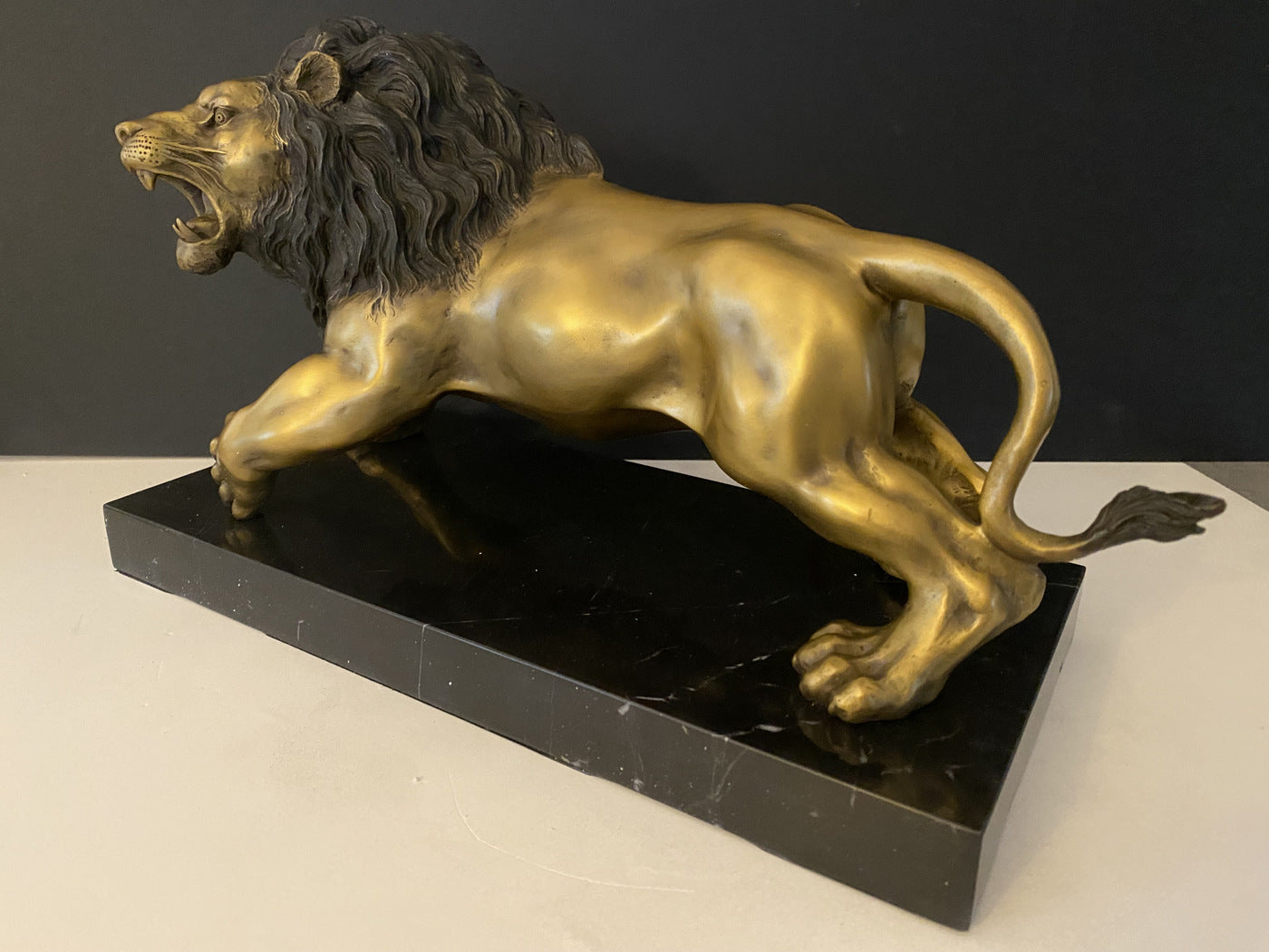 Bronze animalier - lion sur socle en marbre avec signature de l'artiste