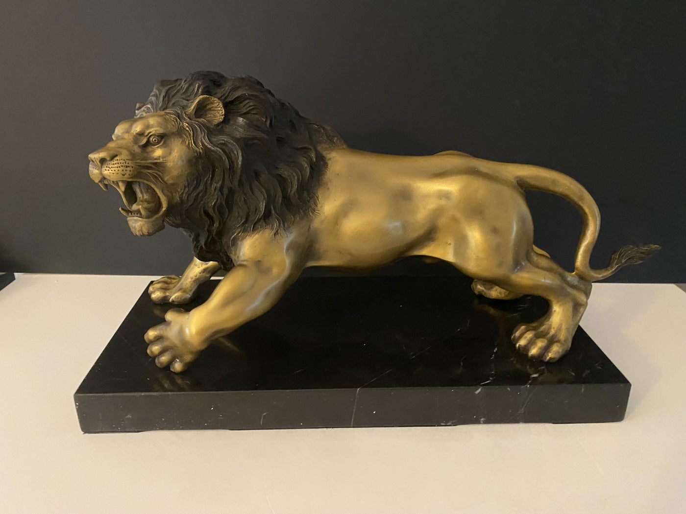 Bronze animalier - lion sur socle en marbre avec signature de l'artiste