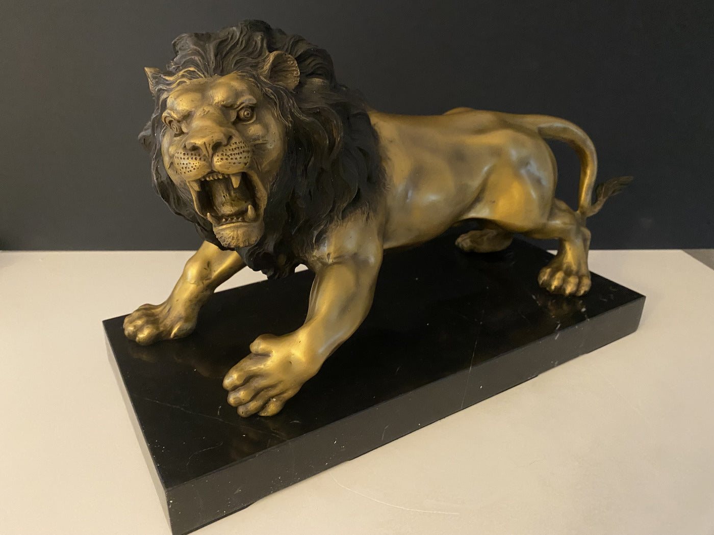 Bronze animalier - lion sur socle en marbre avec signature de l'artiste