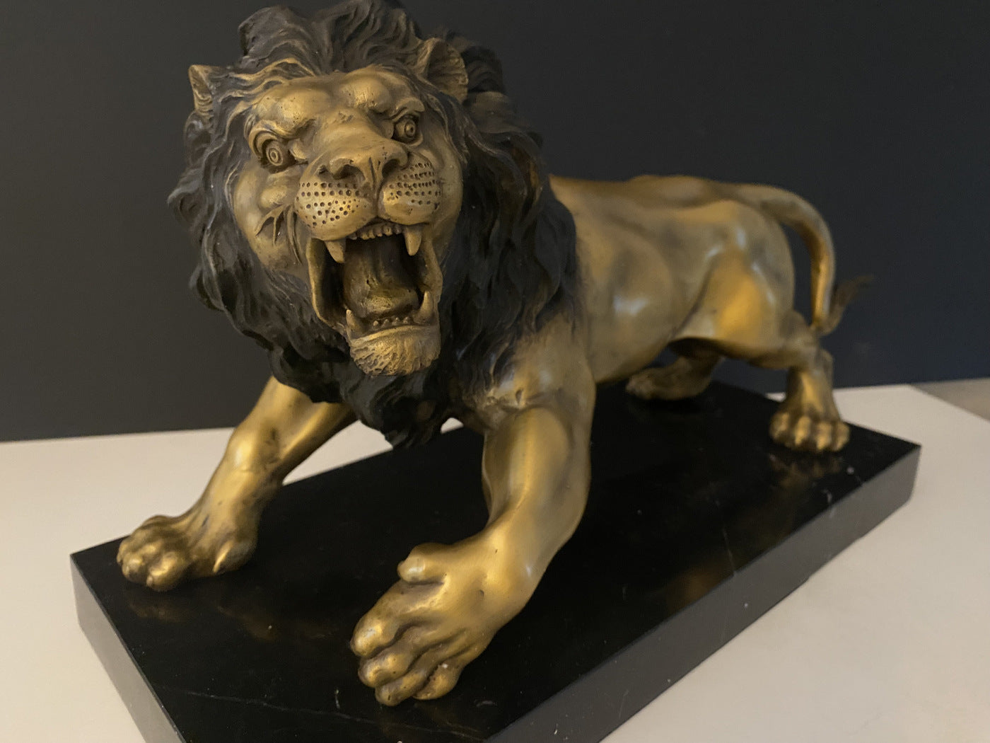 Bronze animalier - lion sur socle en marbre avec signature de l'artiste