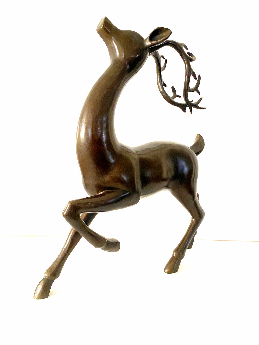 Art naïf - cerf en bronze avec signature de l'artiste