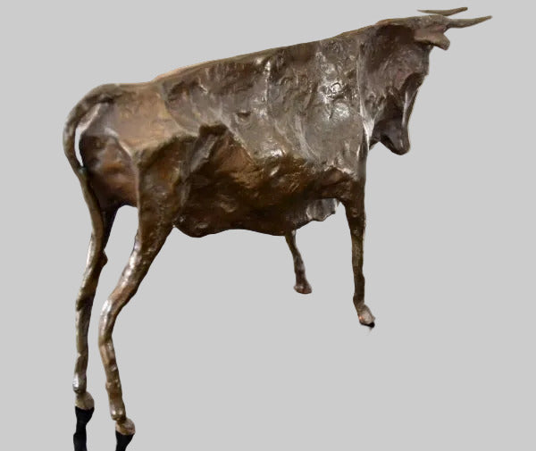 Abstrakte Bronzefigur Stier – schräge Seitenansicht auf Marmorsockel