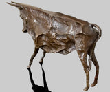 Stier Skulptur aus Bronze – rückseitige Seitenansicht mit langer Formgebung