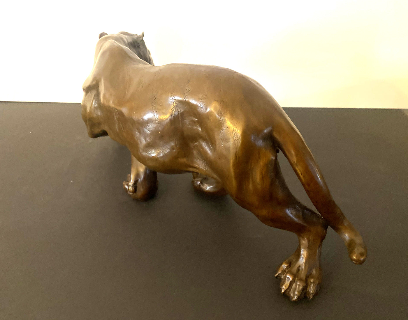 Schleichender Tiger in Bronze gegossen signiert S.Melani -Nachguss