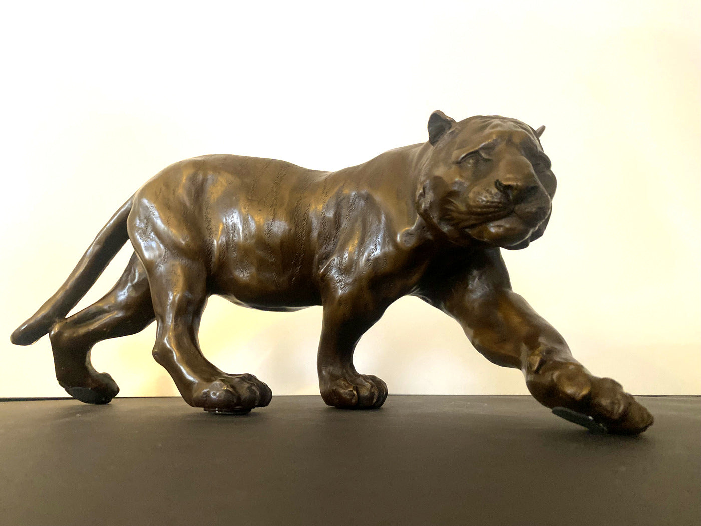 Schleichender Tiger in Bronze gegossen signiert S.Melani -Nachguss