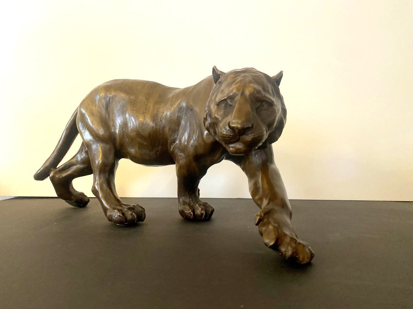 Schleichender Tiger in Bronze gegossen signiert S.Melani -Nachguss