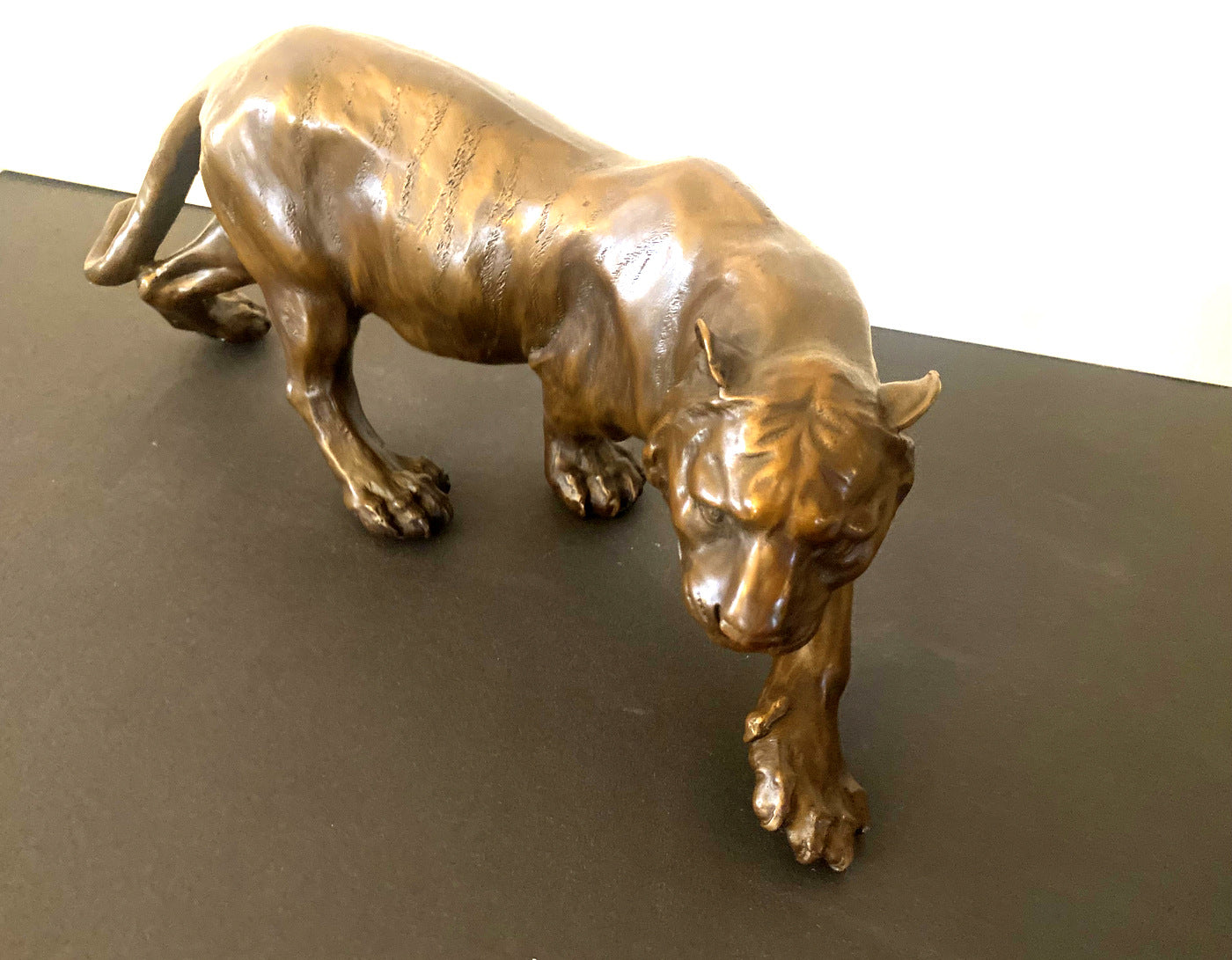 Schleichender Tiger in Bronze gegossen signiert S.Melani -Nachguss