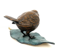 Figurine en bronze sculpture animalière figure de jardin oiseau en bronze sur feuille avec signature de l'artiste