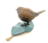 Figurine en bronze sculpture animalière figure de jardin oiseau en bronze sur feuille avec signature de l'artiste