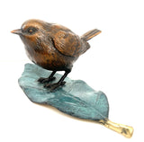 Figurine en bronze sculpture animalière figure de jardin oiseau en bronze sur feuille avec signature de l'artiste