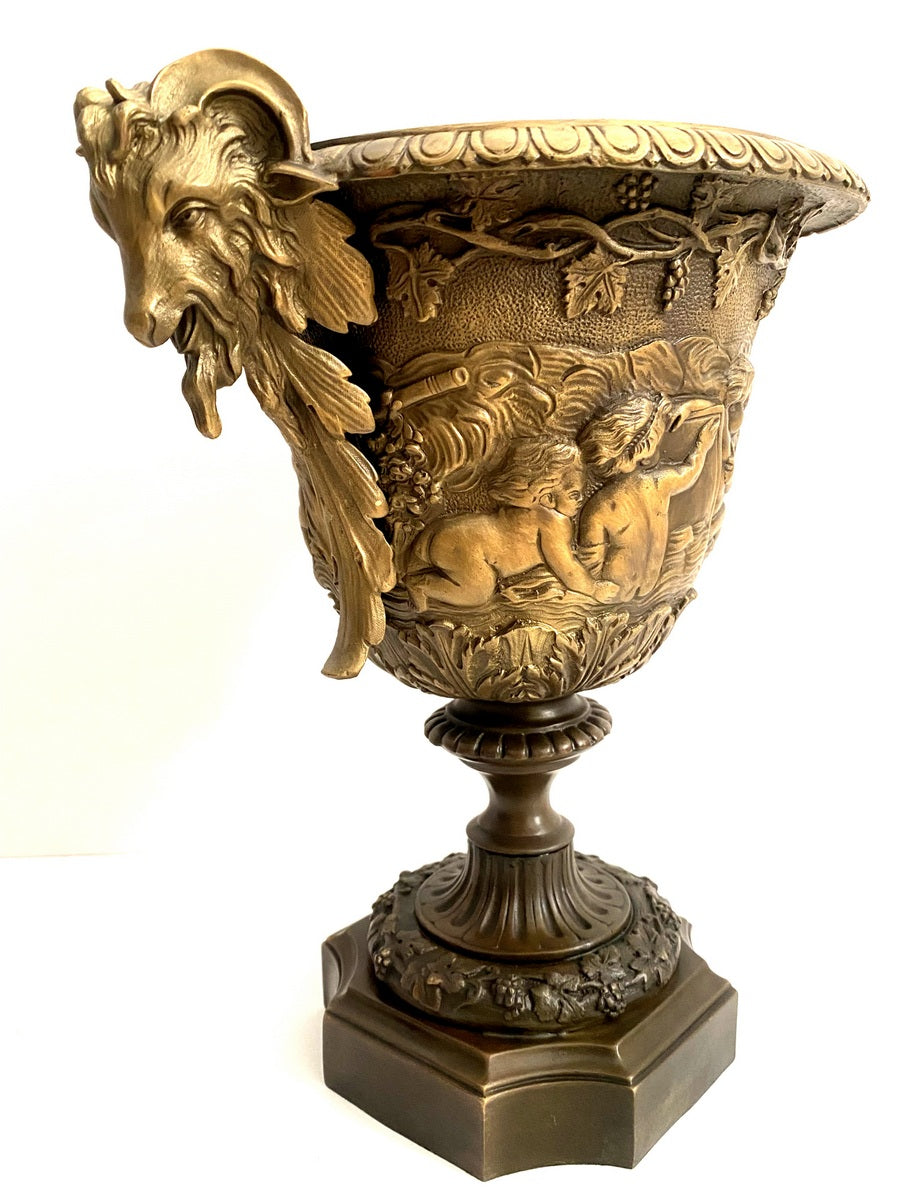 Jugendstil Amphore  - Große figürliche Vase aus Bronze  aufwendigen Verzierungen