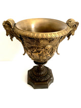 Jugendstil Amphore  - Große figürliche Vase aus Bronze  aufwendigen Verzierungen