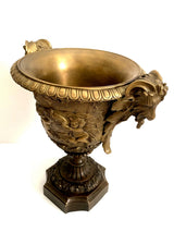 Jugendstil Amphore  - Große figürliche Vase aus Bronze  aufwendigen Verzierungen