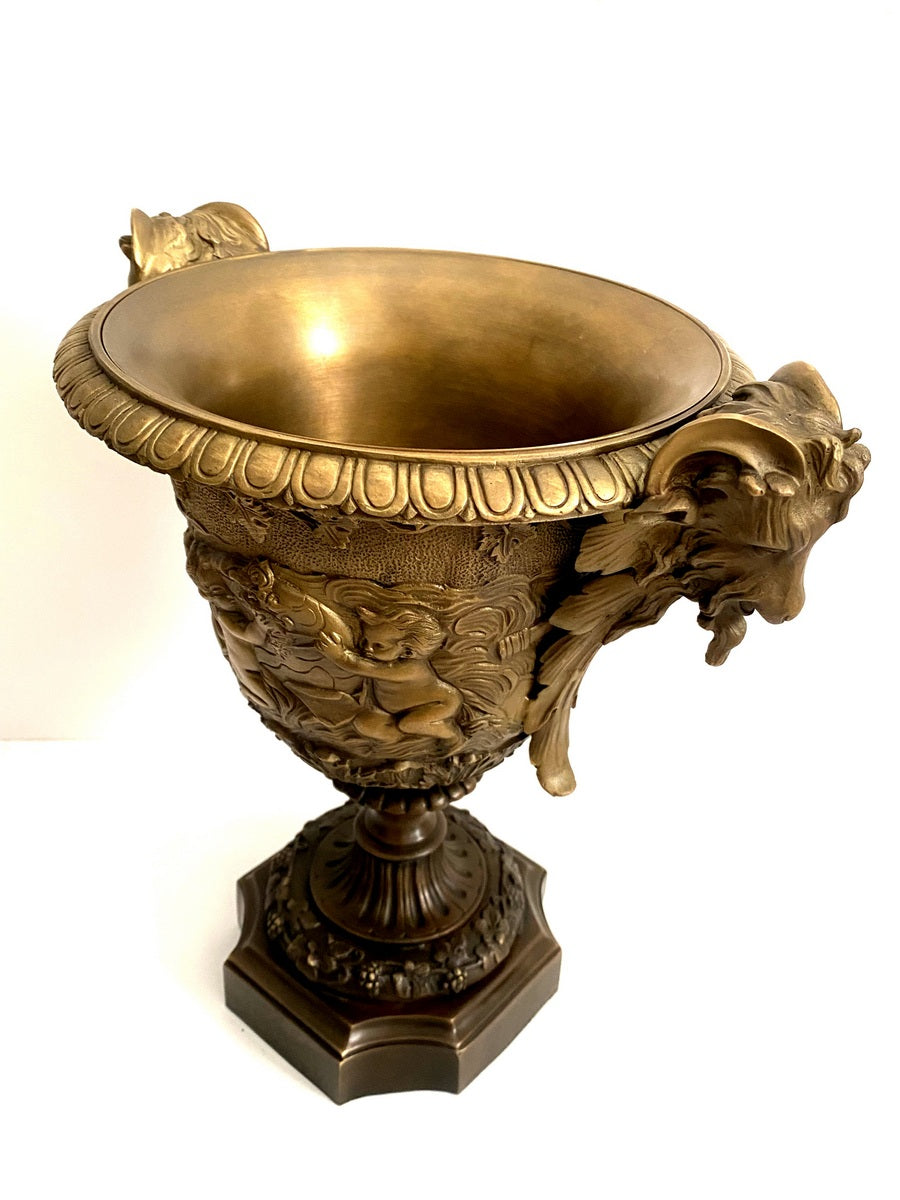 Jugendstil Amphore  - Große figürliche Vase aus Bronze  aufwendigen Verzierungen