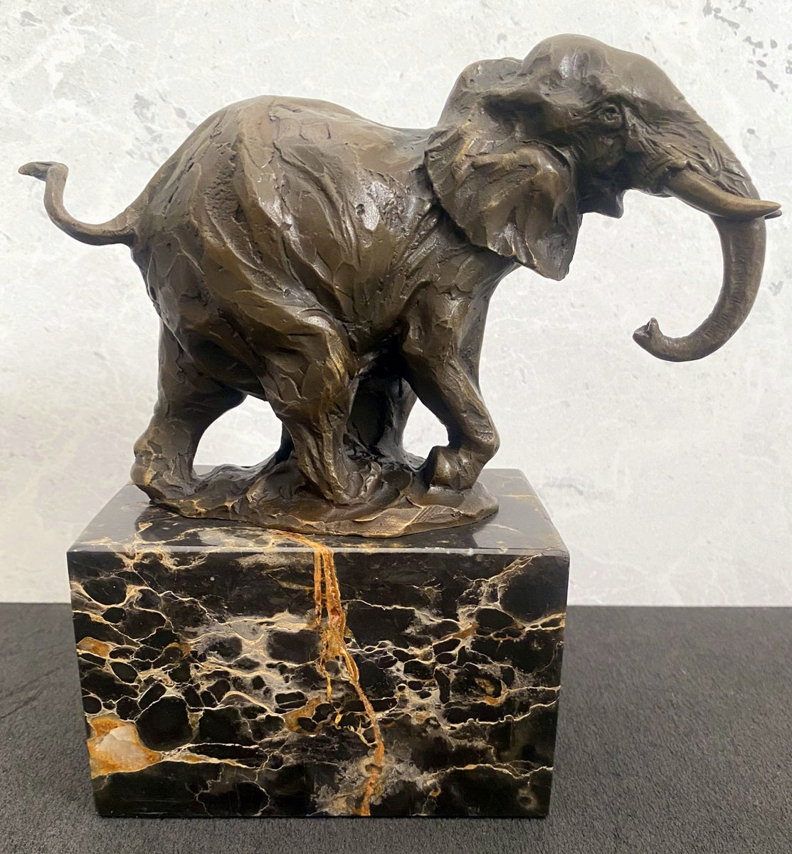 Handgefertigter Bronze Elefant auf Marmorsockel signiert Milo Bronzefigur