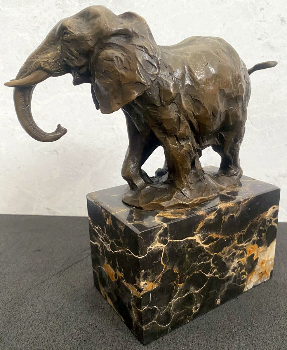 Handgefertigter Bronze Elefant auf Marmorsockel signiert Milo Bronzefigur